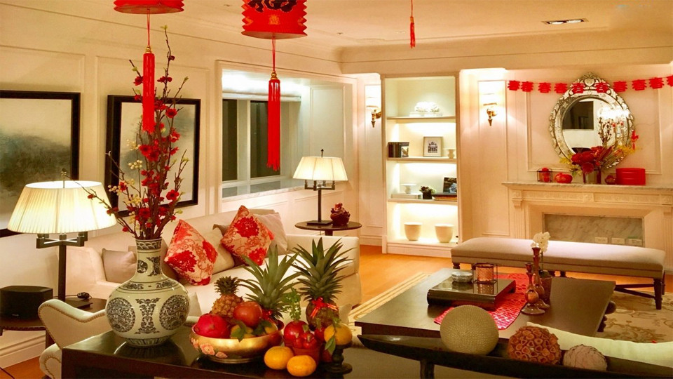 Những chiếc kệ trưng bày đồ decor vừa giúp nhà gọn gàng lại thêm sang trọng